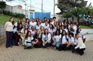 (Português do Brasil) Voluntários da EspaçoLaser compartilham trajetórias de superação e sucesso às alunas da AFESU Moinho