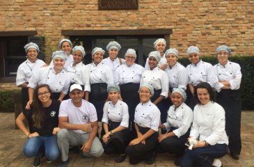 (Português do Brasil) Mãos na massa: Alunas do Técnico em Cozinha realizam  oficinas na Pizzaria Campana